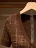 Com Bojos~Roupa Feminina de Marca Grande de Shenzhen Tricô de Manga Curta com Decote V Tendência Outono e Inverno Estilo Hot Girl Efeito Emagrecedor Top Cor de Café