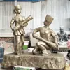 Fabricante de Fibra de Vidrio de Guangzhou Esculturas Creativas Personalizadas de Personajes de Hombres y Mujeres con Vestimenta Étnica Yao, Piezas Decorativas de Tendencia Nacional
