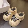 Pantuflas cómodas de suela gruesa para mujer, nuevo modelo de verano 2024, modernas y lindas, zuecos de playa que aumentan la altura
