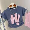 Camiseta de Manga Curta para Meninas Verão Ajustada na Cintura Novo Estilo Top Curto de Verão para Bebê Doce Infantil Versátil Estampa de Letra Tendência