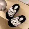 Chinelos peludos de plataforma super estilosos com sola grossa para mulheres, adequados para uso externo, novo modelo outono e inverno 2026, chinelos de casa antiderrapantes tipo slip-on