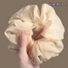 Flor de Pelo de Malla Impresionantemente Hermosa Scrunchie Suave de Color Crema Nuevo Estilo 2026 Accesorio para el Pelo de Moño de Alta Gama