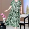 Novo Vestido de Verão Solto e Elegante para Mães Jovens com Barra Larga Saia Estampada de Comprimento Médio Tamanho Grande Manga Curta Saia de Praia