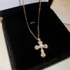 Colar Pingente Cruz Flor de Zircônia Banhado a Ouro Real 18K Corrente Clavícula de Luxo Leve Toque de Alto Padrão Acessório de Colar Versátil para Mulheres