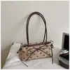 Bolso de axila de lunares estilo coreano, nicho súper popular para mujer, nuevo modelo otoño 2026, bolso de hombro exquisito y elegante, versátil para el trabajo