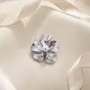 Broche de Flor Retro Europeo de Acero Inoxidable con Incrustaciones de Perla, Diseño de Nicho Transfronterizo de Lujo Ligero, Nuevo Adorno de Pecho con Sentido del Diseño
