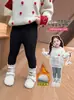 Leggings femininas com forro de fleece e estampa de gato, nova coleção outono/inverno 2026, roupas de inverno infantis estilosas e quentes, calças de desenho animado versáteis