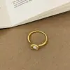 Anillo de Metal con Perlas Versátil de Lujo Ligero Estilo Francés para Mujer, de Nicho de Gama Alta, Sencillo, de Moda, Tendencia, para el Día a Día