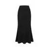 Un atuendo sofisticado y elegante para la temporada de otoño: una falda midi de lunares, un vestido largo ajustado y un conjunto de estilo coreano