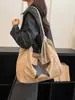 Bolsa tote grande transfronteiriça para mulheres, nova tendência outono 2026, bolsa de mão casual leve para o dia a dia, bolsa de ombro e transversal
