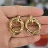 Brincos de Pérola Incrustada Europeus e Americanos de Venda Quente Transfronteiriça para Mulheres Brincos de Pérola Criativos Simples Retro Elegantes em Forma de C para Mulheres