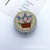 Caja de Pastillas Metálica Redonda de Tres Compartimentos Bordada con Planta y Flor Caja Portátil Fragante y Caja de Joyería con Calcomanía de Viento