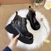 Botas de tornozelo estilo Birkenstock com sola grossa e que aumentam a altura para mulheres, nova coleção outono/inverno 2026, botas únicas com forro de fleece para aquecimento, efeito emagrecedor, botas estilo Martin britânico
