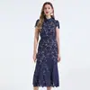 Toma Real de un Vestido de Encaje Muy Adornado con Encaje Floral Hueco Tridimensional y Cuello de Camisa, de Corte Entallado y Diseño de Cola de Pez