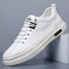 Zapatos Casuales para Hombre con Piel Suave y Suelas Blandas, Versátiles para Otoño e Invierno, Slip-On de Moda Zapatos Blancos para Conducir para Hombre