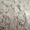 Botões Plásticos Cor Sólida 4 Furos Borda Fina 1,1cm 1,5cm Acessórios para Artesanato Feito à Mão Exquisite Versátil