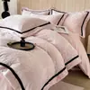 Lujoso y grueso juego de ropa de cama de cuatro piezas de terciopelo de leche con patrones tallados, que incluye una sábana bajera, funda de edredón y sábana plana de forro polar de coral de doble cara con temática de primavera