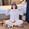 Pijama infantil de estilo coreano, con diseño de algodón de manga larga con estampado de nubes, adecuado para primavera y otoño, con cuello de muñeca, y diseñado como ropa cómoda para estar en casa para niñas