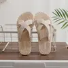 Nuevas Chanclas de Verano con Tira Cruzada Diarias de Ocio en la Playa para Mujer Moda Moda Suela de Goma Chanclas de Playa Venta al por Mayor