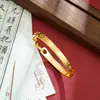 Pulsera de oro arena Vietnam Guochao patrón de martillo retro pulsera con palabras auspiciosas para mujer nueva joyería china simple de larga duración que no se decolora venta al por mayor