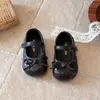 Sapatos Pequenos de Couro para Meninas 2026 Novos Sapatos de Princesa com Laço para Primavera e Outono Bebê Sapatilhas de Solado Macio Sapatos de Meninas