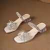 Sandálias de Salto Bloco com Strass de Fogos de Artifício 2026 Novo Estilo Chinelos Slip-On para Mulheres Verão Outdoor Salto de Cristal Versátil Salto Alto Realçador de Branco