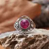 Anel Vintage Único Chiba de Prata Tailandesa com Pedras Preciosas Naturais (Jade, Lápis Lazúli, Corindo Vermelho e Topázio) para Mulheres, para o Dedo Indicador