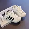 Tenis antiderrapantes con puntera de goma en combinación de colores blanco y negro, de suela suave, para niños y niñas, zapatos infantiles, nuevos zapatos casuales ligeros para otoño