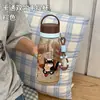 Novo copo de plástico de verão estiloso para meninas, copo esportivo portátil com canudo, copo de mão duplo para estudantes com desenho animado atacado