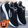 Zapatos casuales de algodón para hombre estilo coreano nuevos para dropshipping, suela suave, ligeros, zapatillas de running de tejido flyknit para estudiantes, zapatos cómodos para hombre