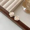 Pendientes Pequeños de Flor Fragante Estilo Francés con Circonita Microincrustada Diseño de Camelia para Mujer, Presentando un Diseño Floral de Gama Alta, Elegante y Tridimensional