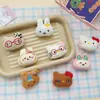 Muñeco de Peluche de Gatito de Dibujos Animados Accesorios Lindo Conejito Broche DIY Accesorios para el Cabello Zapatos y Calcetines Ropa Accesorios para Muñecas