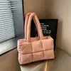 Bolso tote simple de gran capacidad para mujer, nuevo bolso de hombro casual para el otoño de 2026, bolso acolchado de algodón súper popular y moderno