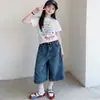 Conjunto de Verão para Meninas 2026 Novo Estilo Calça Jeans Cropped de Perna Larga para Meninas de 8 Anos Camiseta Simples Estampada Conjunto de Duas Peças Tendência