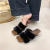 Pantuflas de una tira para mujer, elegantes y mullidas, zapatos de felpa estilo coreano para usar al aire libre, efecto adelgazante, sandalias de cuña de punta cuadrada de otoño