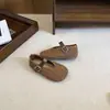 Elegantes Sapatos de Couro Trançado para Bebês e Meninas Pequenas, Design Vazado, Novos Sapatos para Crianças Pequenas Primavera/Verão 2026, Sandálias de Bebê