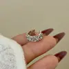 Brincos Pequenos Minimalistas Estilo Coreano de Nicho para o Dia a Dia em Formato de Cruz com um Estilo Único e Cool, Brincos de Metal com Zircônia Microincrustada e Esmalte