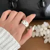 Anillo de Letra Nuevo Estilo Retro Cool Ins Anillo Ancho para Mujer Lujo Ligero Diseño de Nicho Anillo para el Dedo de Alta Calidad