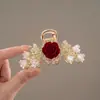 Pinza para el pelo vintage de rosa roja y lirio del valle con mariposa tachonada de diamantes y pinza de tiburón, un sofisticado accesorio para el cabello para crear un recogido elegante, perfecto para novias
