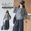 Atuendo otoñal elegante y moderno para niñas: un suéter de punto y una camisa polo de estilo preppy, combinados con pantalones de cuadros, perfectos para primavera y otoño