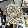 Camisas Florais Casuais Havaianas Estilo Tailandês para Homens e Mulheres, Sensação Relaxada de Verão, Camisas Florais de Casal para o Festival Songkran na Praia, Tendência