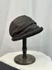 2026 Novo Boina Plissada de Algodão e Linho de Designer de Nicho para Mulheres, Primavera e Verão, Chapéu Bucket Vintage que Afina o Rosto
