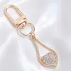 Lujo Ligero Chapado en Oro Full Diamante Charm Hebilla en Forma de D Colgante Hueco en Forma de Corazón Accesorios para Bolsos Llaves Fábrica Stock Mayorista