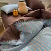 Conjunto de tres piezas estilo blogger con bloques de color para dormitorio estudiantil, conjunto de cuatro piezas de gasa fruncida a rayas de algodón puro, sábana de algodón lavado