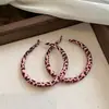 Brincos redondos da moda outono/inverno com estampa de leopardo em veludo, apresentando um design retrô e exagerado com uma estética única e distinta.
