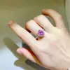 Anel de moissanita rosa em formato de ovo Anel de ovo de pombo de 5 quilates para mulheres europeias e americanas Caneta com diamante rosa lateral em cruz com certificado