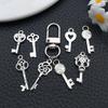 Lote de 20 llaveros de aleación retro creativos DIY, pendientes y colgantes, accesorios de joyería populares.