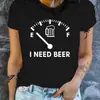 Camiseta Feminina Azul Claro Eu Preciso de Cerveja Estampa Humorística Design de Balança de Cerveja Manga Curta Gola Redonda Descanso