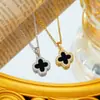 Moderna Cadena con Colgante de Trébol de Cuatro Hojas Doble Cara en Blanco y Negro para Mujer, con Pedrería, Diseño de Alta Gama, Versátil Joyería Colgante de Celebridad de Internet