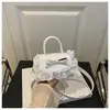 Bolso de Lazo Niche Fresco y Dulce Súper Popular para Mujer 2025 Nuevo Mini Cuadrado Pequeño de un Solo Hombro para Axila con Corazón Femenino